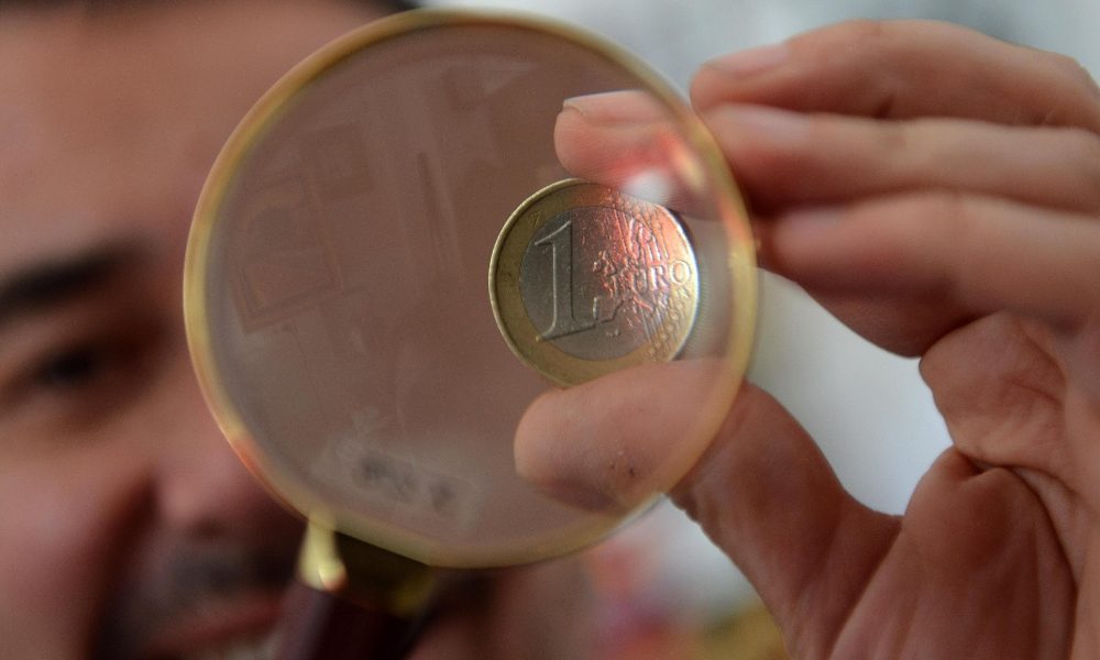 Cambi: euro in rialzo sul dollaro a 1,2223