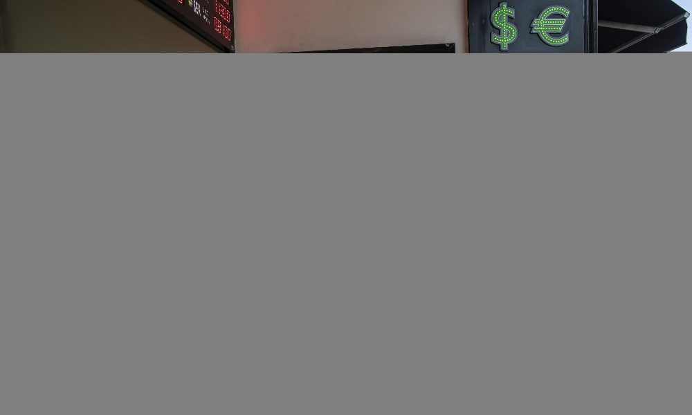 Cambi: euro parte stabile a 1,1751 dollari