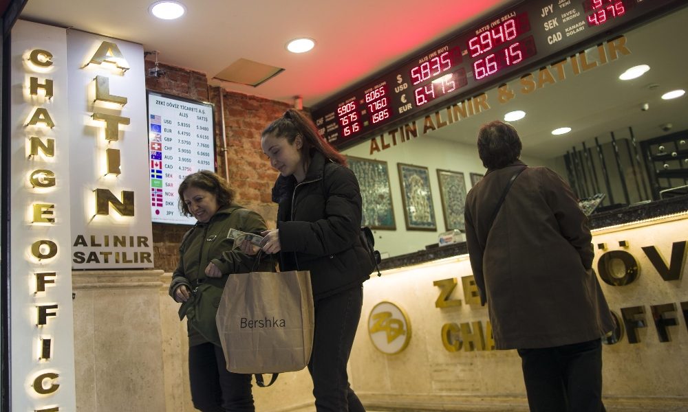 Cambi: euro poco variato a 1,097 dollari