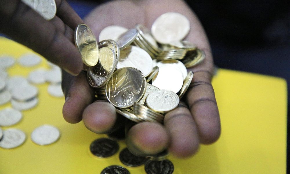 Cambi: euro sale a 1,1122 dollari