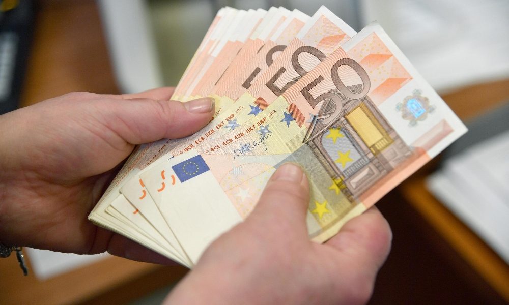 Cambi: euro sale a 1,1203 dollari