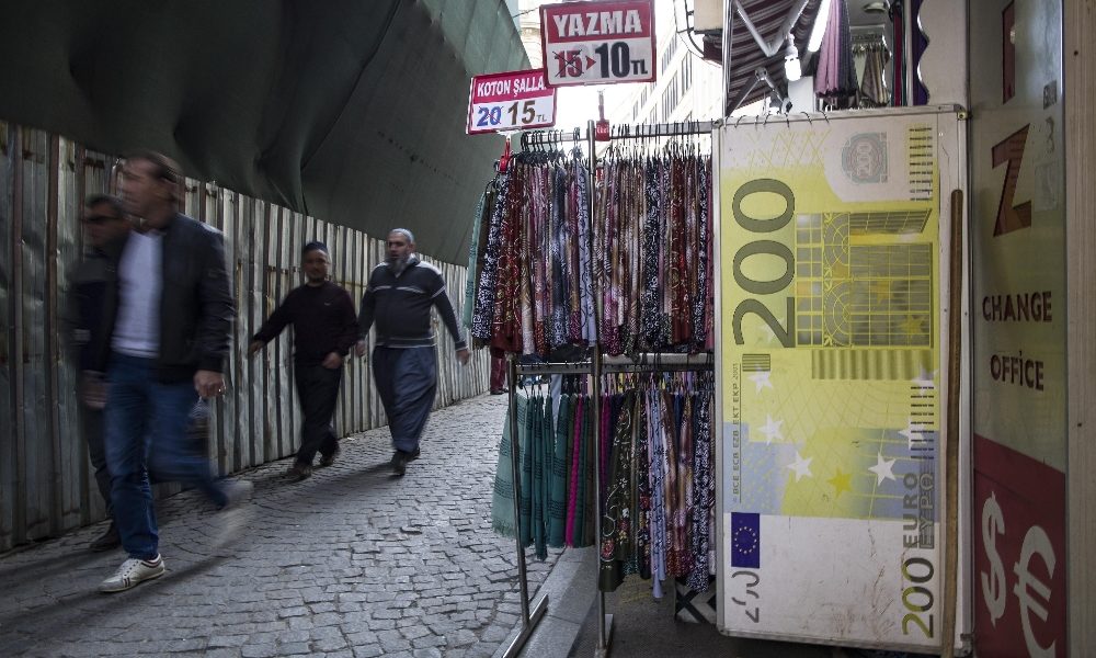 Cambi: euro sale a 1,1206 dollari