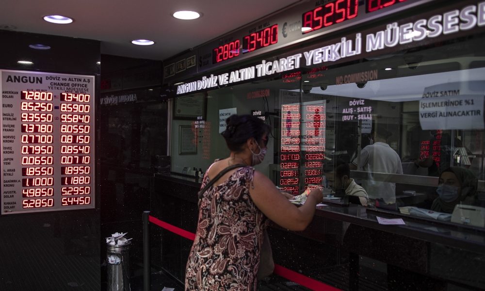 Cambi: euro sale a 1,1815 dollari