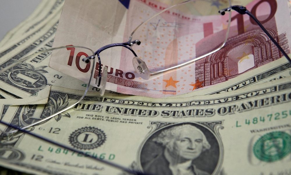 Cambi: euro sale a 1,2270 dollari