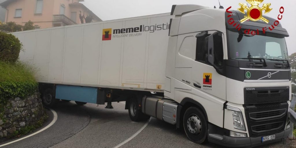 Camion incastrato al Ghisallo. L’intervento dei vigili del fuoco