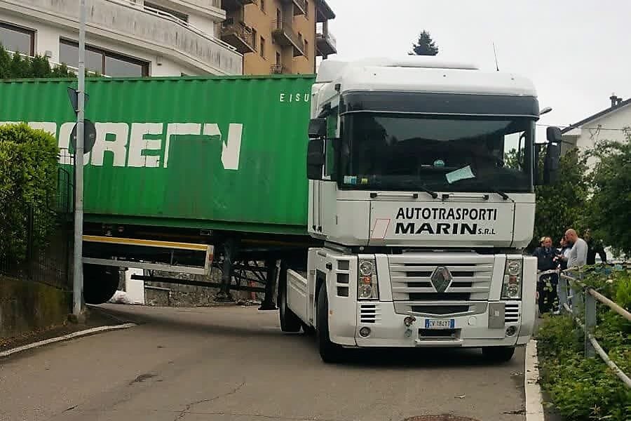Camion incastrato a Cantù: liberato dai vigili del fuoco