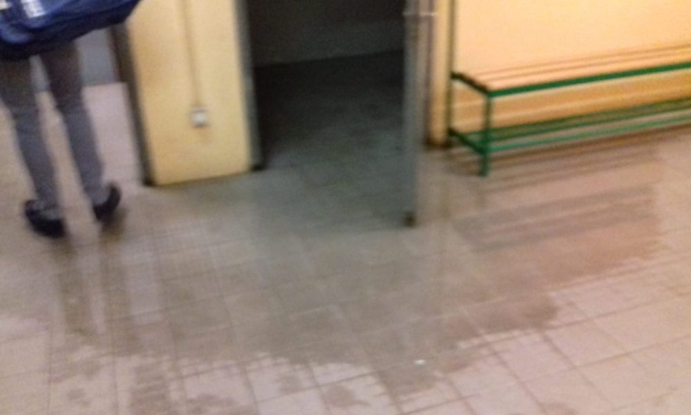 Campo Coni, nuovi problemi. Scarichi bloccati e spogliatoi allagati