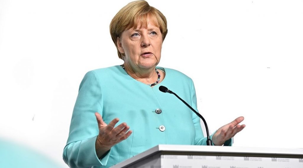 Lite tra vicini, indagato 65enne: «Siete come la Merkel»