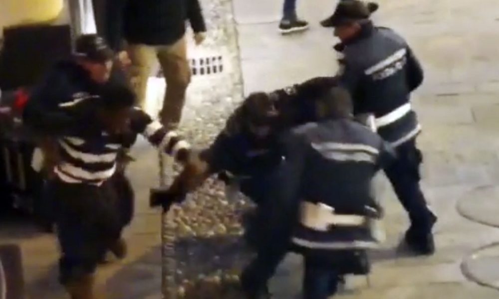 Canta in strada Sanremo,gente lo difende