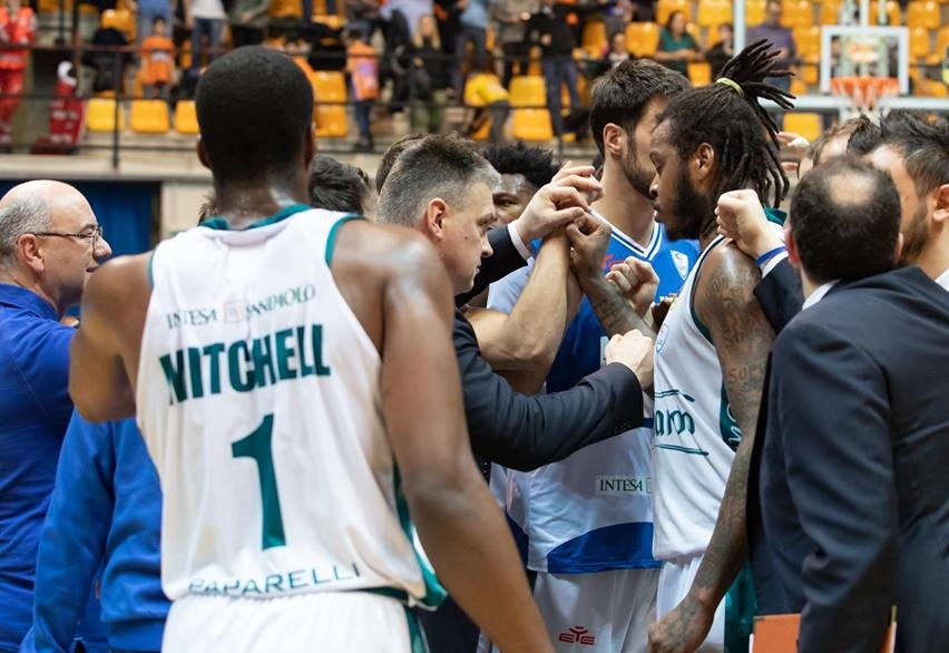 Basket, nell’anticipo di serie A Cantù batte Avellino