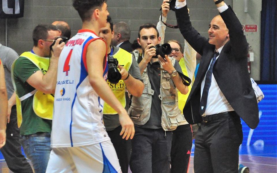 Cantù vola ai playoff: derby con Milano. Le foto della festa e le parole di Sodini