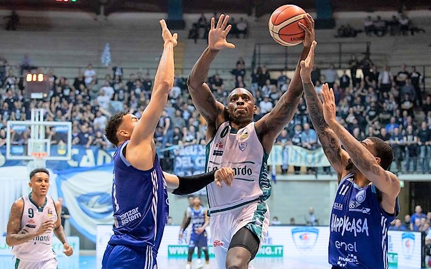 Vittoria sul filo di lana contro Brindisi. Per l’Acqua S.Bernardo Cantù è il quinto successo consecutivo