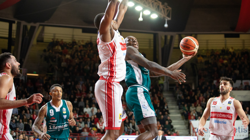 Basket, Cantù sconfitta anche contro Varese. Domenica scontro salvezza con Pistoia