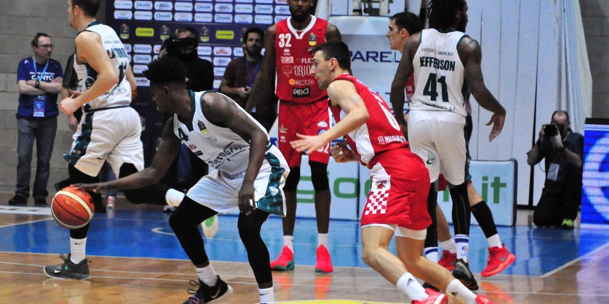 Acqua S.Bernardo Cantù domani sera in campo a Pistoia contro l’ex Tony Mitchell