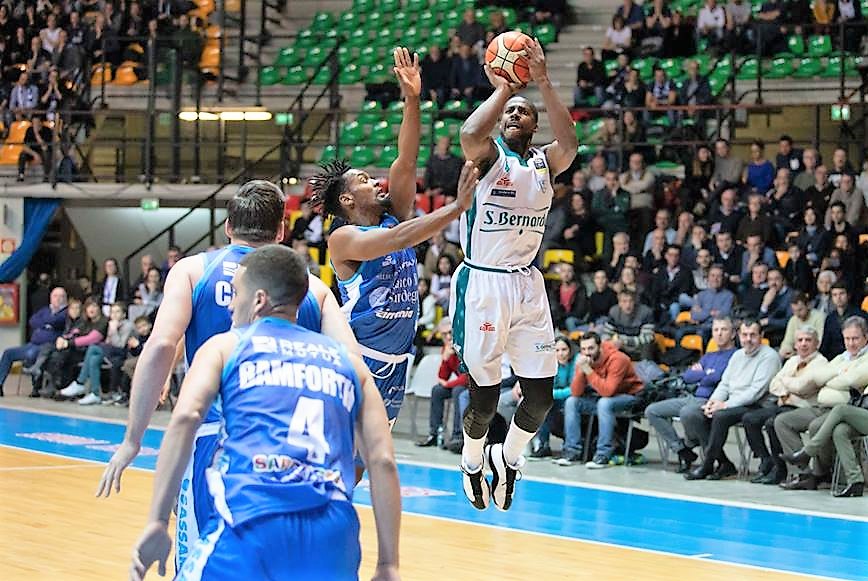 Derby di basket Cantù-Varese: vietata la trasferta ai tifosi ospiti