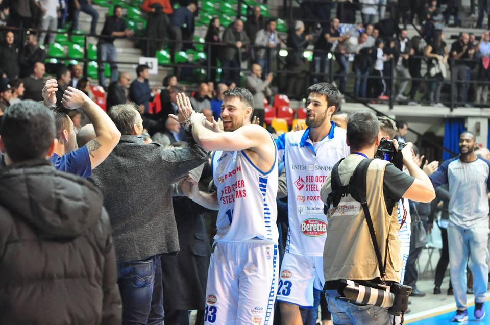 Basket: contro Cremona la Red October strappa il successo in extremis