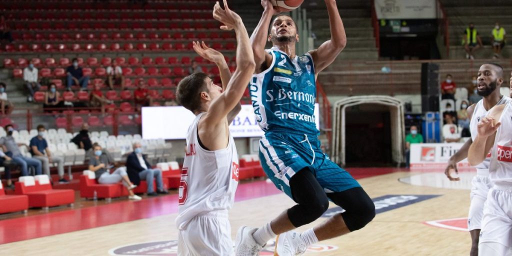 Cantù a Bologna contro la Virtus: l’esordio con una “classica” del basket tricolore