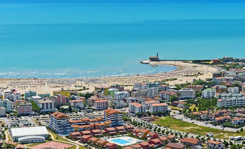 Malore in spiaggia a Caorle: perde la vita un 80enne comasco