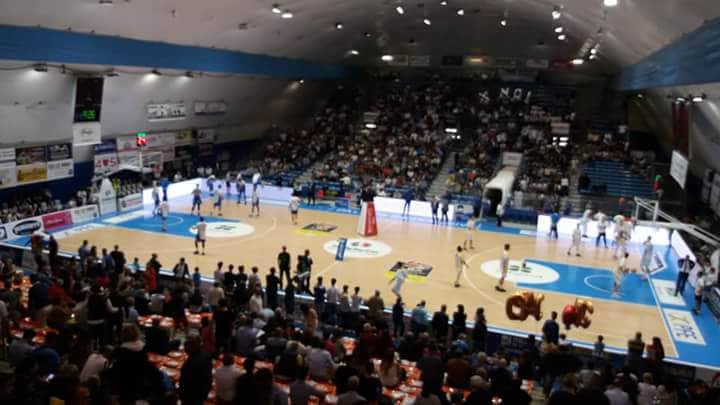 Cantù sconfitta a Capo d’Orlando. Chappell: «Mi hanno sputato in faccia». Tifosi locali contro la panchina, il filmato