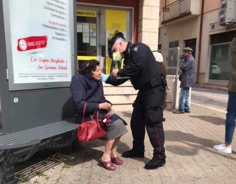 Carabiniere dona mascherina ad anziana