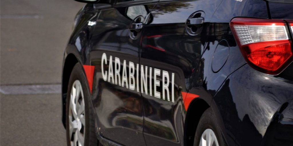 Ruba da un’auto in via Napoleona: arrestato nella notte dai carabinieri