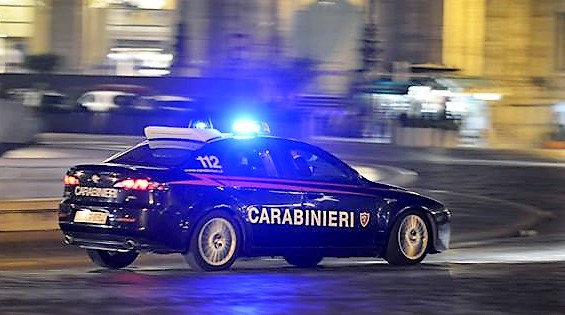 Rissa fuori da un bar in piena notte. A Erba cinque denunciati e due feriti