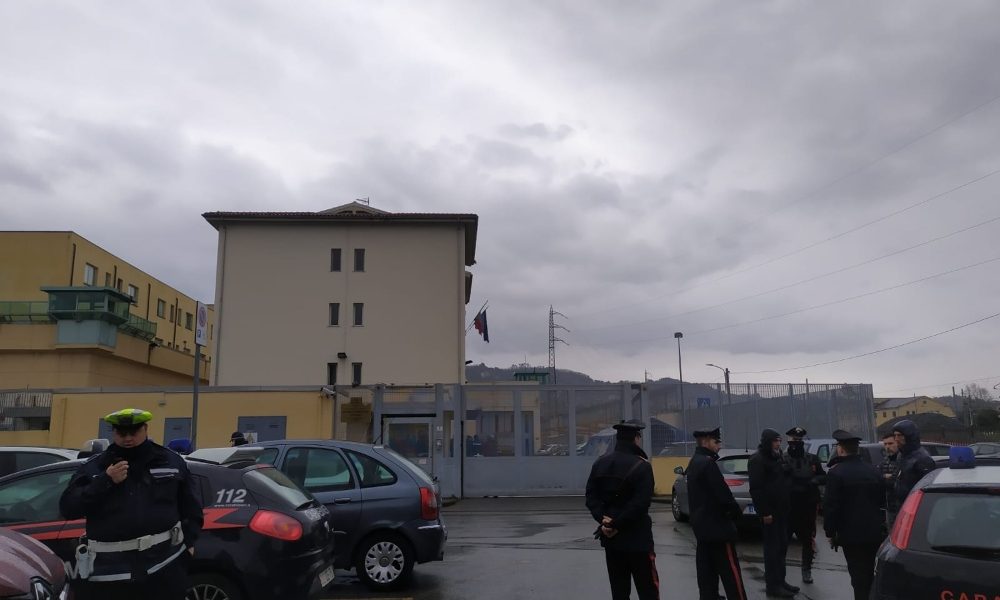 Carceri: a Spezia detenuti in rivolta