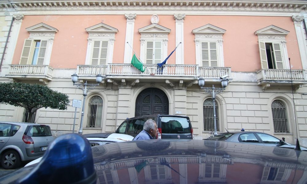 Carceri: minore devasta corridoio