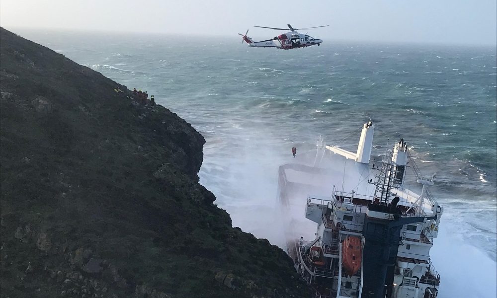 Cargo su scogli, si svuotano cisterne