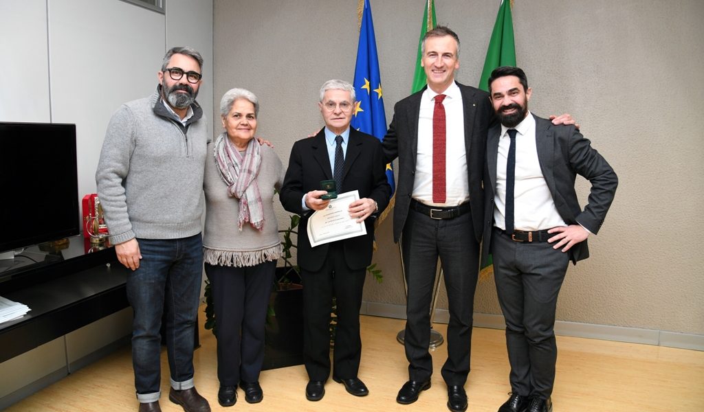 Lascia dopo 65 anni, premiato parrucchiere