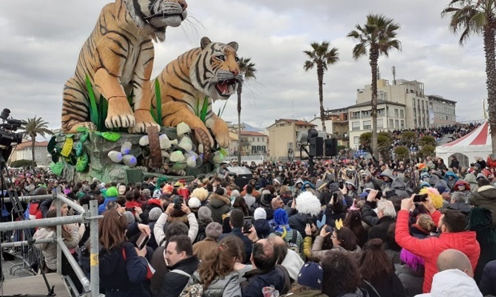 Carnevale Viareggio, folla a 5/o corso