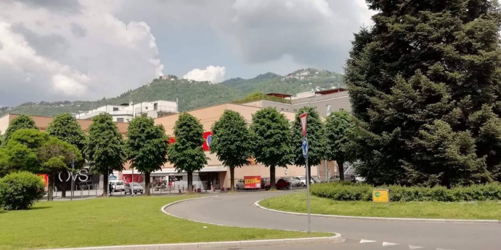 Como, furto di alcolici e addetto alla vigilanza aggredito: arrestati due somali