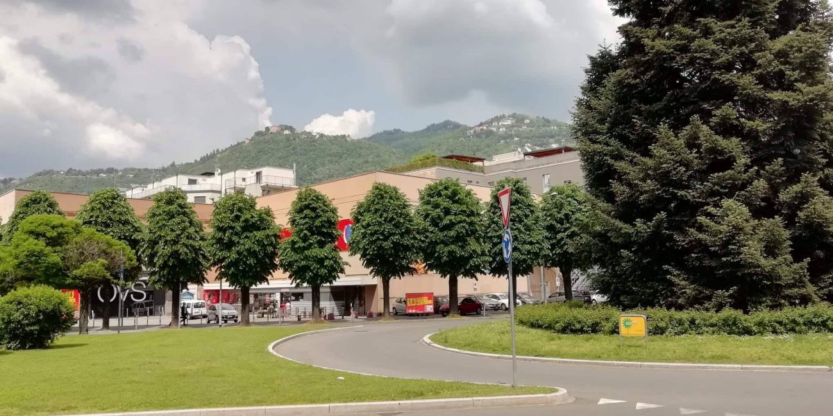 Como, furto di alcolici e addetto alla vigilanza aggredito: arrestati due somali