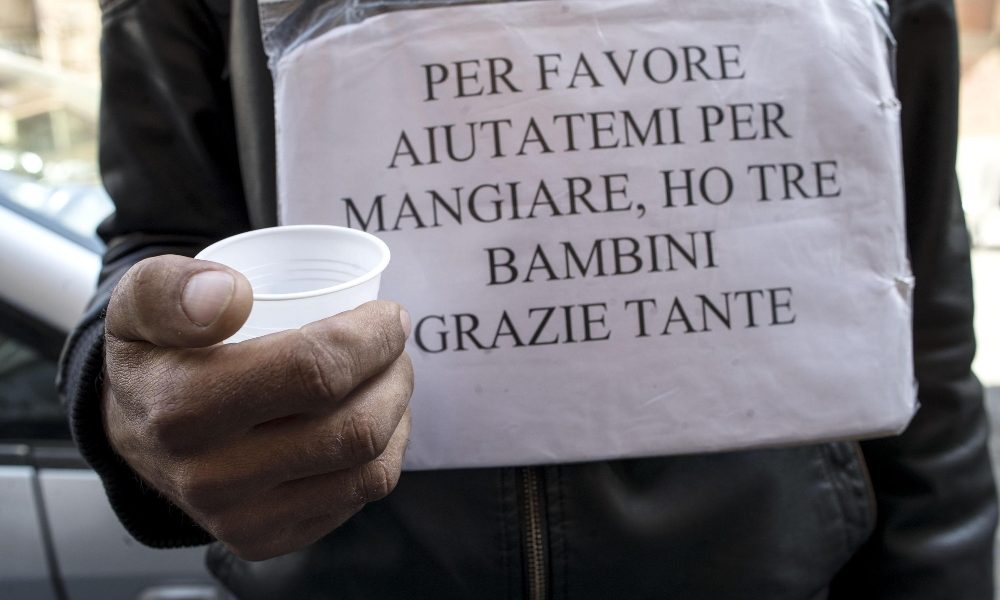 Cartello ‘no elemosina’ fuori da chiesa