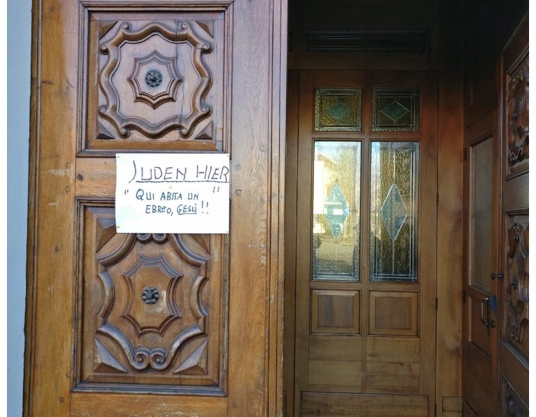 Cartello parrocchia,qui abita ebreo Gesù