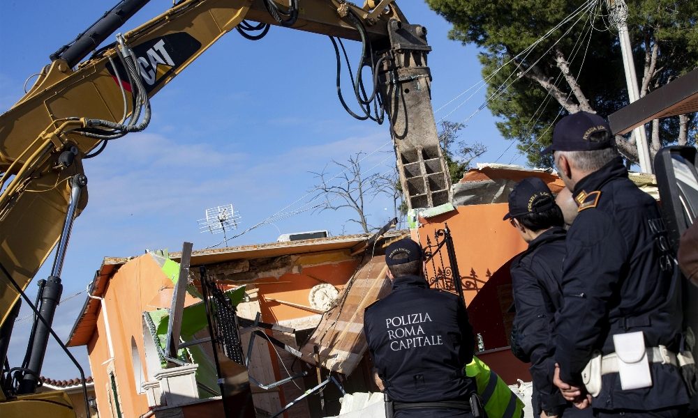 Casamonica: demolizione di 8 villette abusive alla Romanina