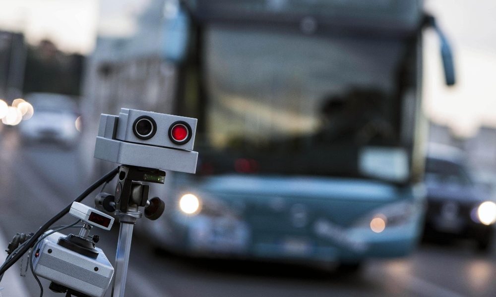 Cassazione: autovelox su auto vigili deve essere segnalato