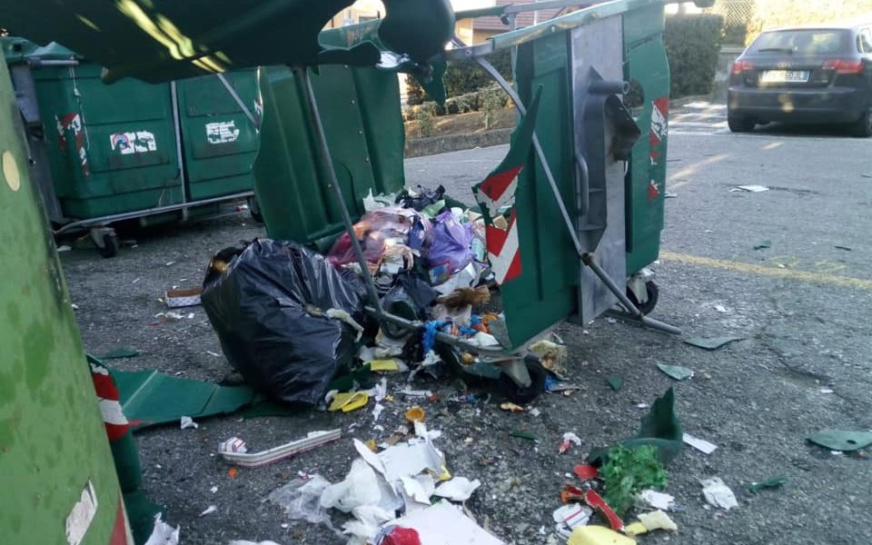 Nuovo atto vandalico in Valle Intelvi: distrutto un cassonetto a San Fedele