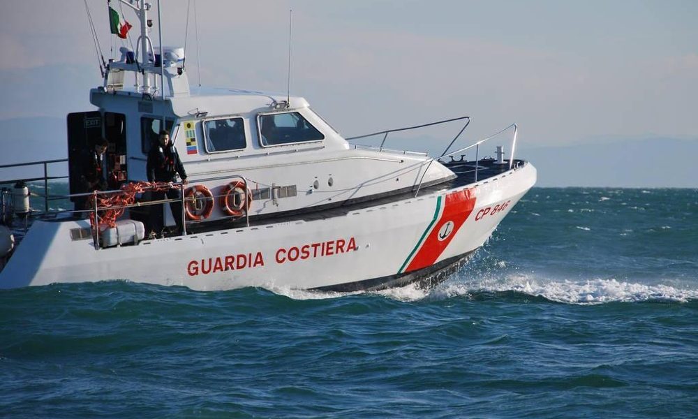Catamarano si ribalta nel Ravennate, un disperso