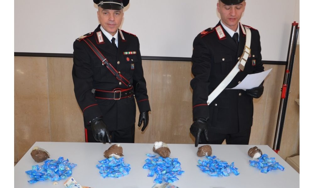Cc, sequestro 825 gr eroina in caramelle