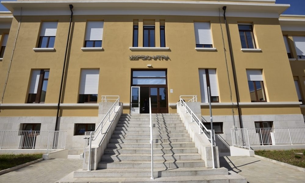 Cede droga a paziente policlinico, preso