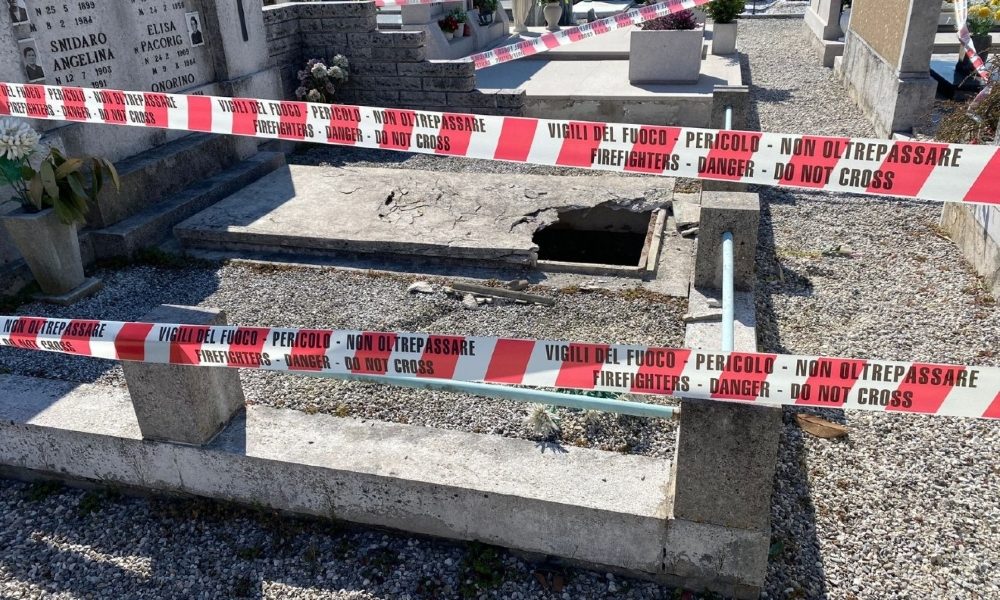Cede lapide, bimbo cade dentro tomba, ferito