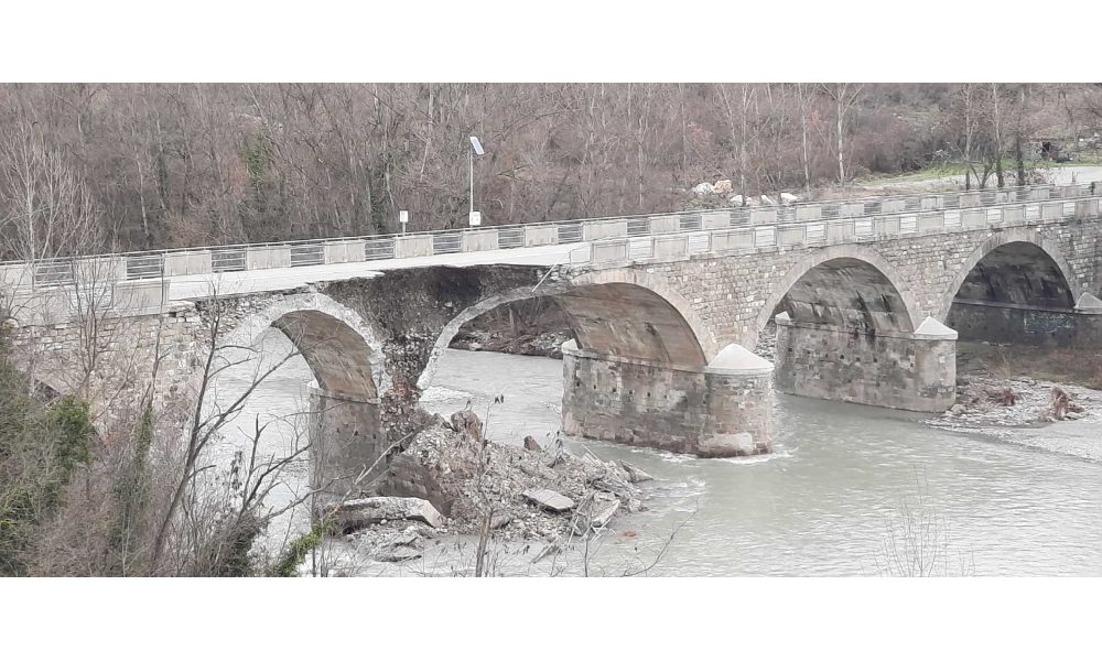 Cede struttura ponte danneggiato dalla piena del Panaro