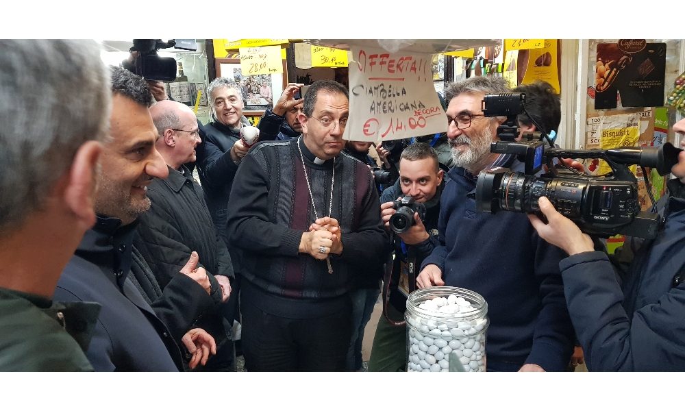 Cei a Bari: vescovi passeggiano in città
