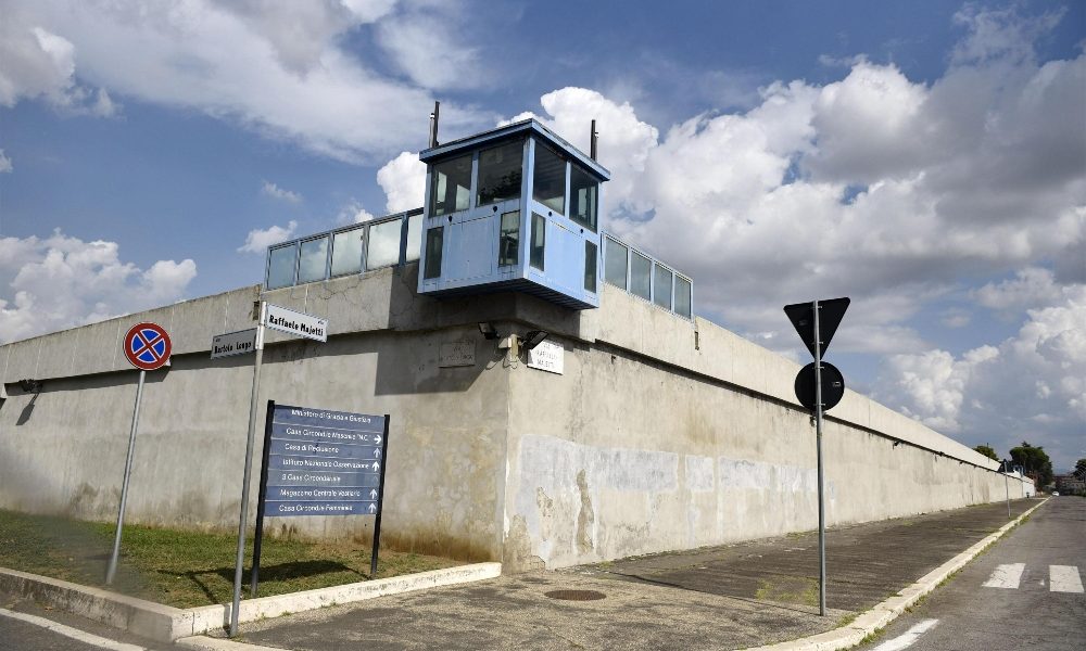 Cellulari a detenuto scambiandosi scarpe