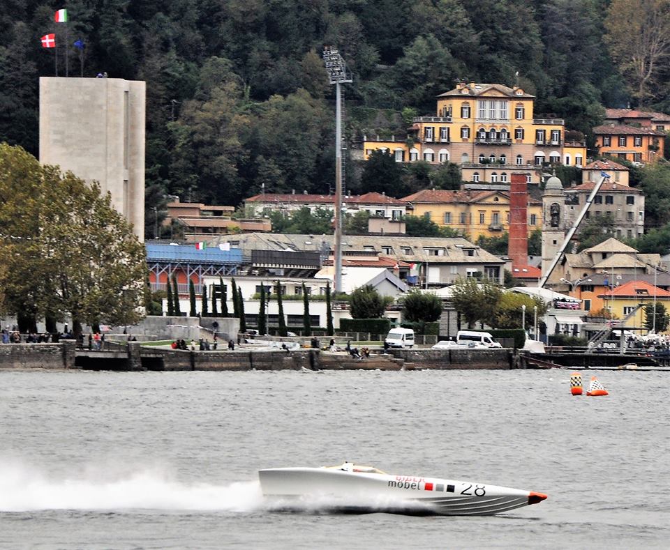 Centomiglia, lo spettacolo della motonautica sul Lario. Sabato le prove, domenica alle 14 la gara