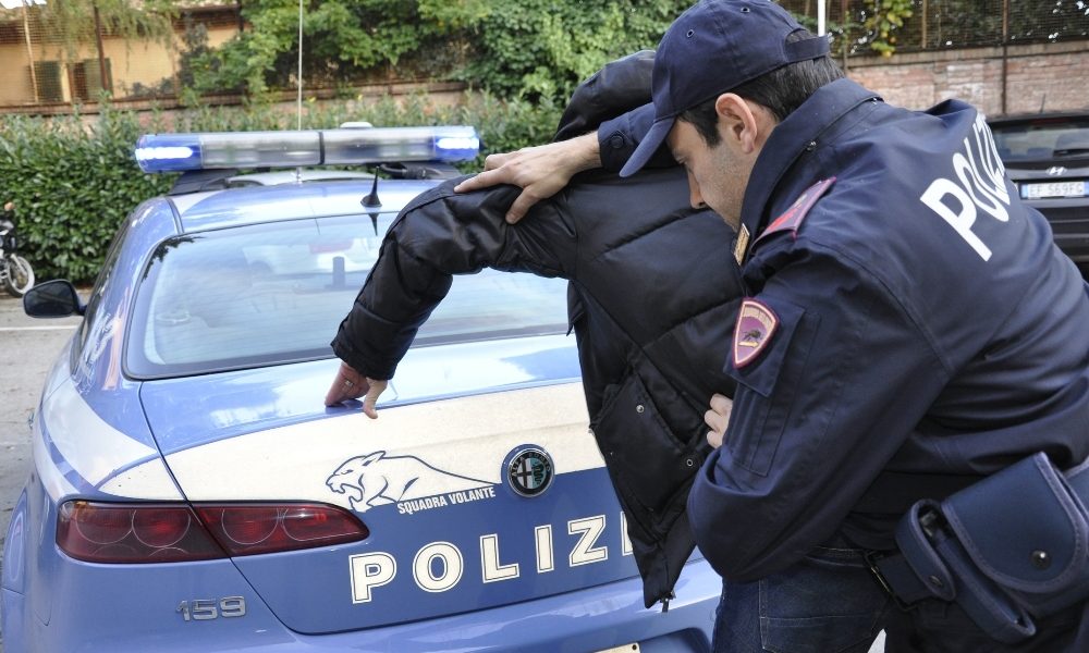 Cerca di scaraventare da auto guidatori