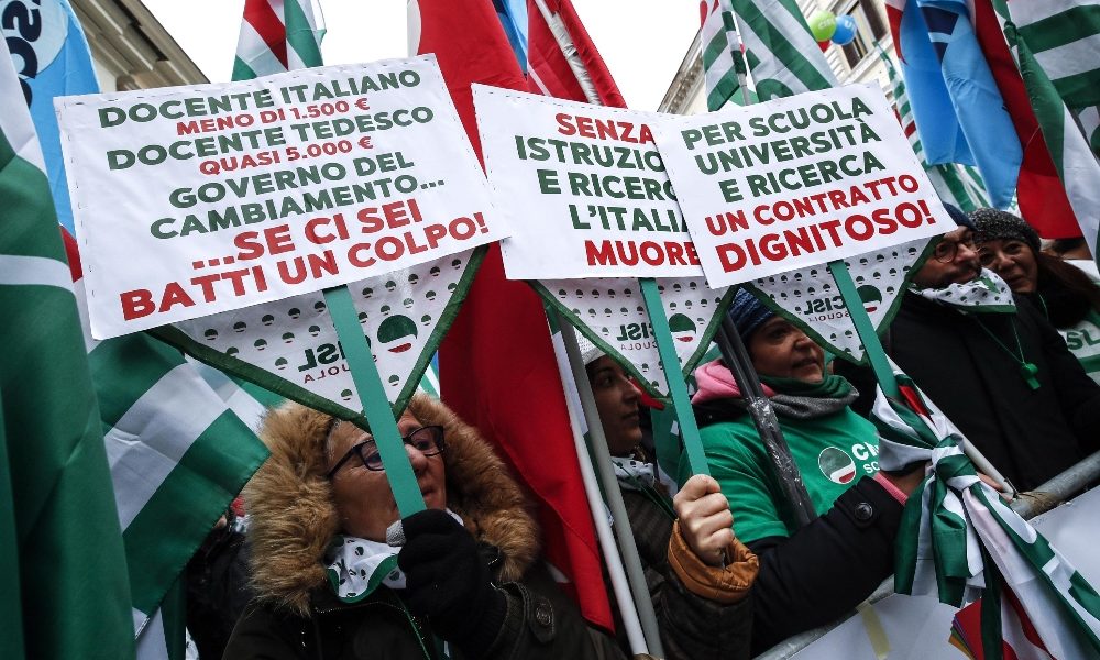 Cgil Cisl e Uil in piazza per contratti