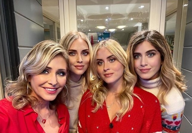 Chiara Ferragni, gruppo di famiglia vista lago