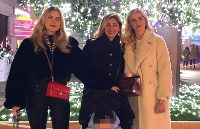 Chiara Ferragni con la famiglia per le vie del centro: passeggiata in città per l’influencer più famosa